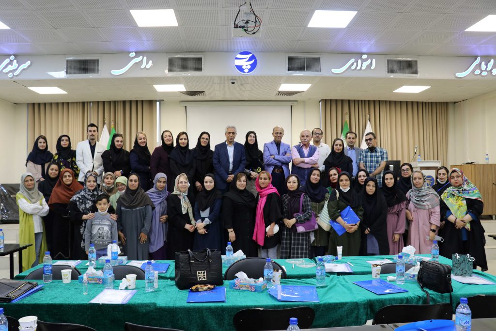 عکس دسته جمعی سمینار آشنایی با شیوههای نوین آموزش هنر در دنیای مدرن